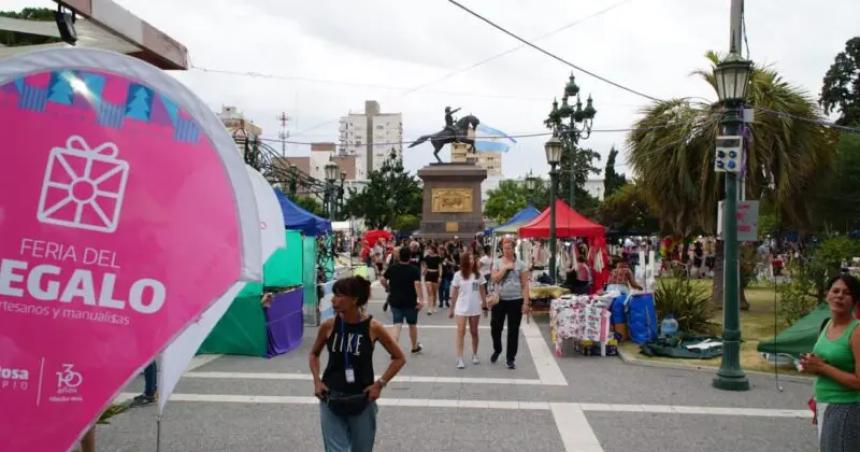 Arranca la feria del regalo en Santa Rosa con 400 expositores y muacutesica en vivo