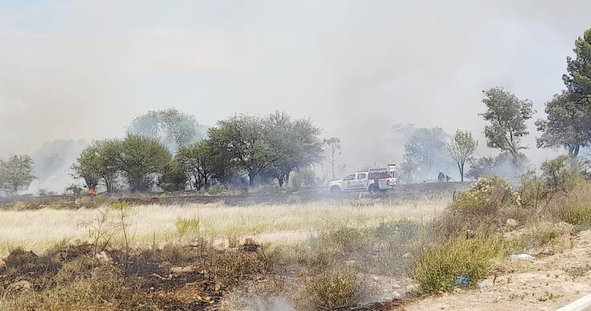 Incendio de pastizales en la zona urbana este de la ciudad