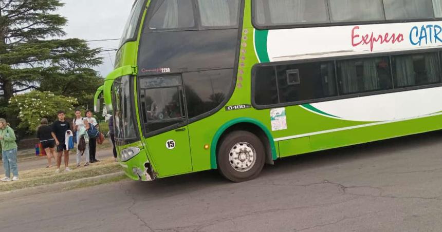 Un colectivo chocoacute de atraacutes a un auto en Circunvalacioacuten e Illiacutea