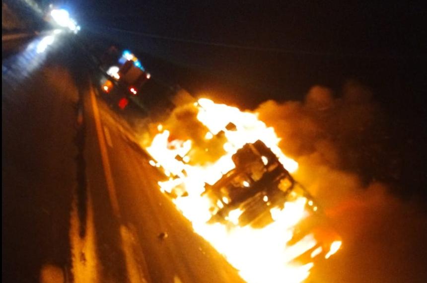 Volcoacute un camioacuten y se prendioacute fuego en la Ruta 5