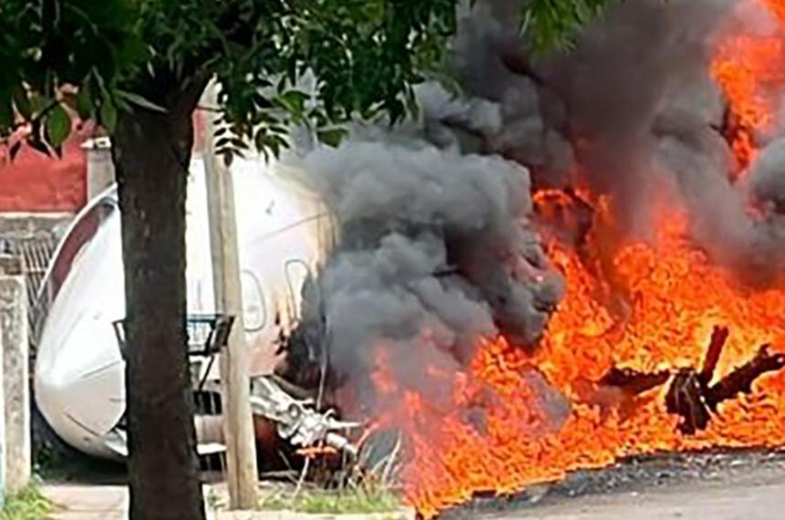 Un avioacuten pasoacute de largo en la pista del Aeropuerto de San Fernando y chocoacute una casa- dos muertos