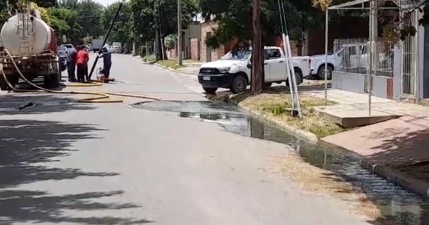 Colapsoacute una cloaca en Colonia Escalante y los vecinos estallaron de bronca