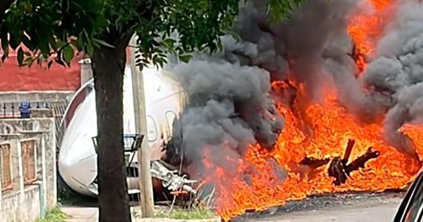 Un avioacuten pasoacute de largo en la pista del Aeropuerto de San Fernando y chocoacute una casa- dos muertos