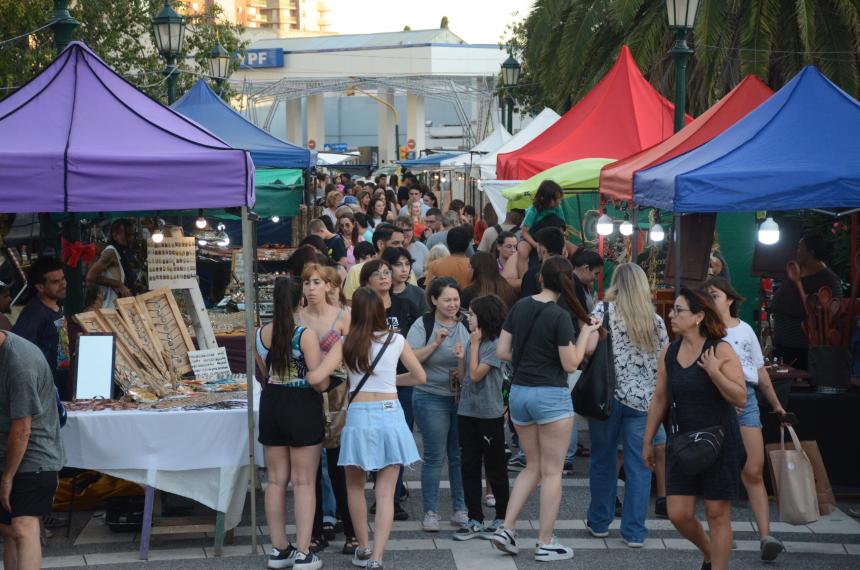 Con mucha presencia de puacuteblico arrancoacute la Feria del Regalo en Santa Rosa