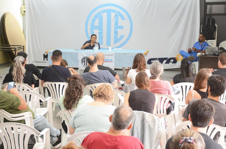 ATE le mete presioacuten a di Naacutepoli con una protesta en el municipio