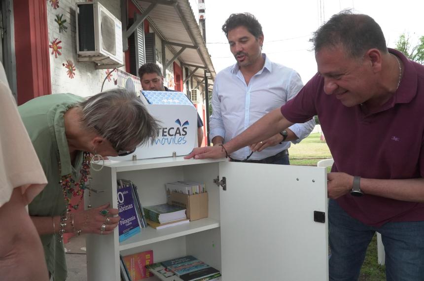 Entregaron una biblioteca moacutevil libros y materiales en la Biblioteca Popular de Quemuacute Quemuacute