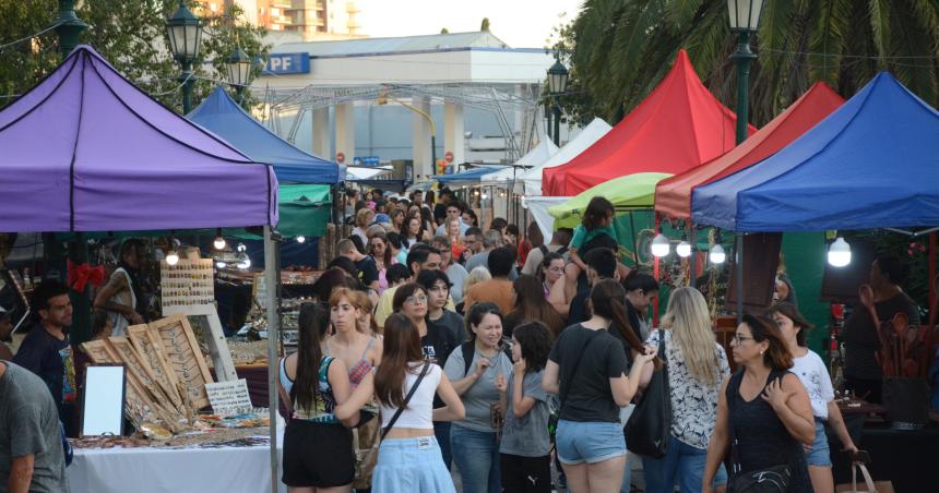 Con mucha presencia de puacuteblico arrancoacute la Feria del Regalo en Santa Rosa