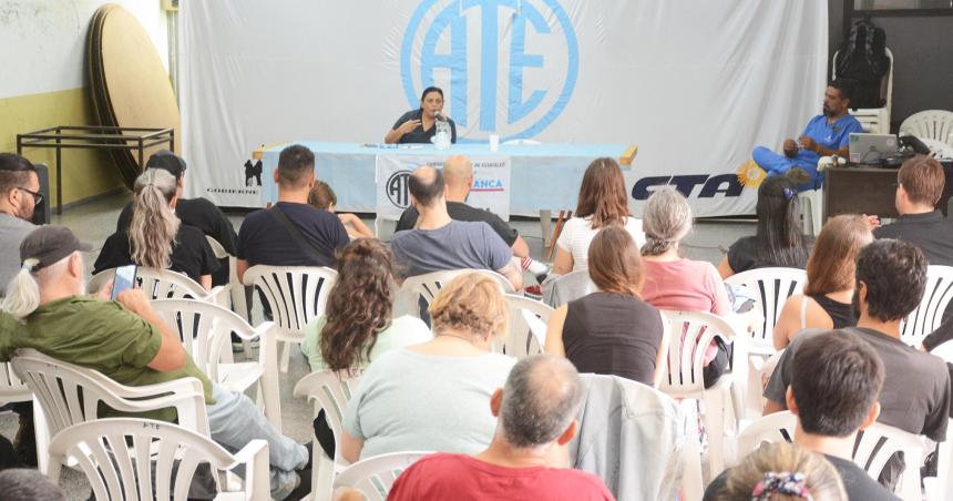 ATE le mete presioacuten a di Naacutepoli con una protesta en el municipio