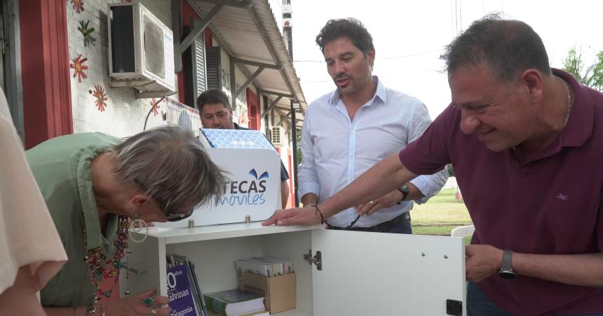 Entregaron una biblioteca moacutevil libros y materiales en la Biblioteca Popular de Quemuacute Quemuacute