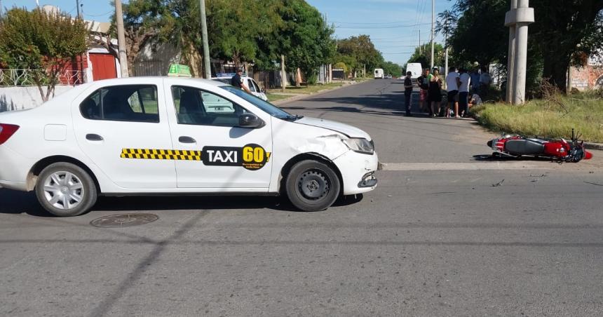 Un taxi chocoacute a una moto en Villa Santillaacuten