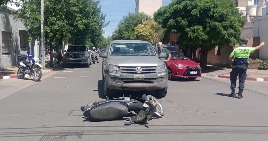 Una camioneta y una moto chocaron en el centro de Santa Rosa