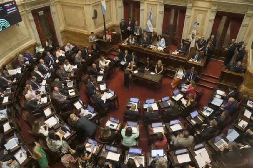 Los sueldos de los senadores podriacutean pasar de 45 a 9 millones de pesos desde enero