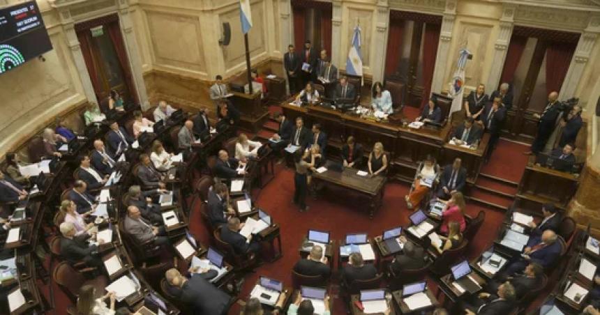 Los sueldos de los senadores podriacutean pasar de 45 a 9 millones de pesos desde enero