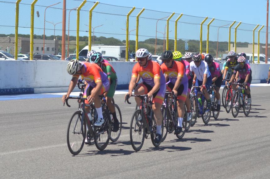 Cierre del antildeo del ciclismo en el Autoacutedromo