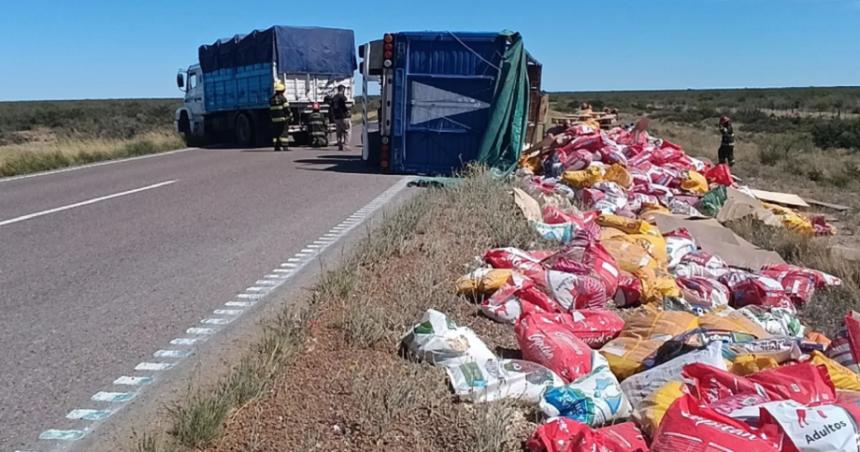 Llevaba alimento para perros volcoacute y para no tirarlo donoacute todo a refugios de Riacuteo Colorado