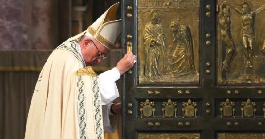 El papa Francisco inauguroacute la agenda navidentildea con la apertura de la Puerta Santa