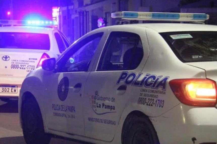 Escapoacute de un control atropelloacute a un policiacutea pero fue detenido