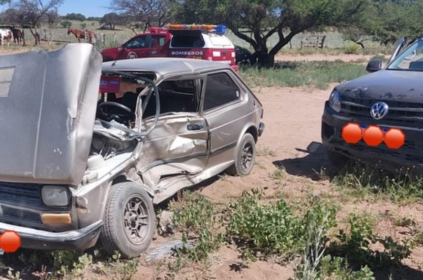 Rescatan un hombre atrapado tras un violento choque en los meacutedanos de Acha