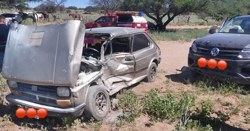 Rescatan un hombre atrapado tras un violento choque en los meacutedanos de Acha