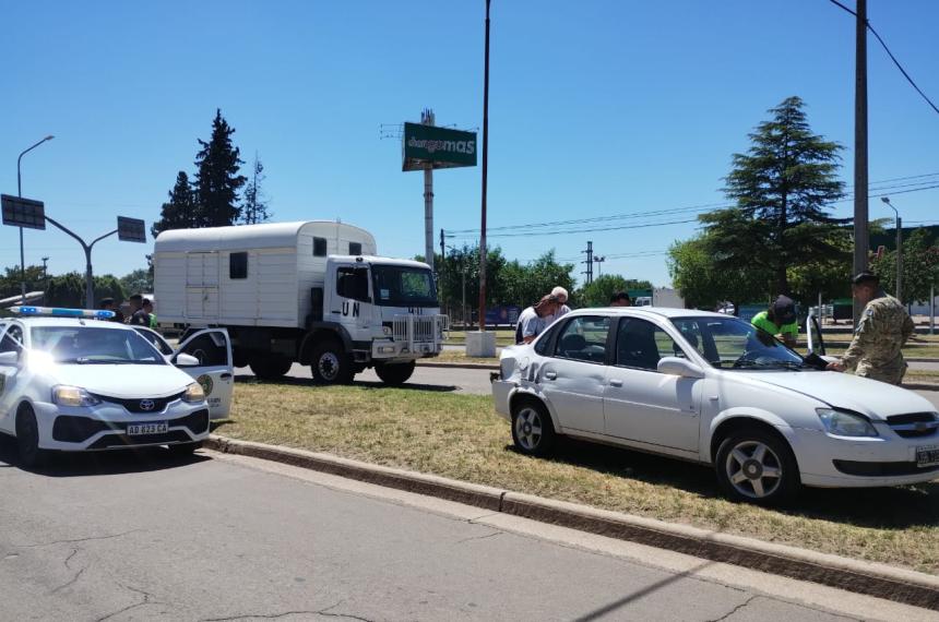 Un camioacuten militar chocoacute un Corsa en la rotonda de la Peroacuten 