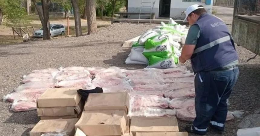 Secuestraron maacutes de 600 kilos de carne en el liacutemite con Riacuteo Negro