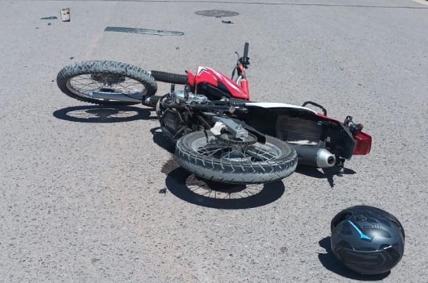 Un motociclista fracturado en un choque