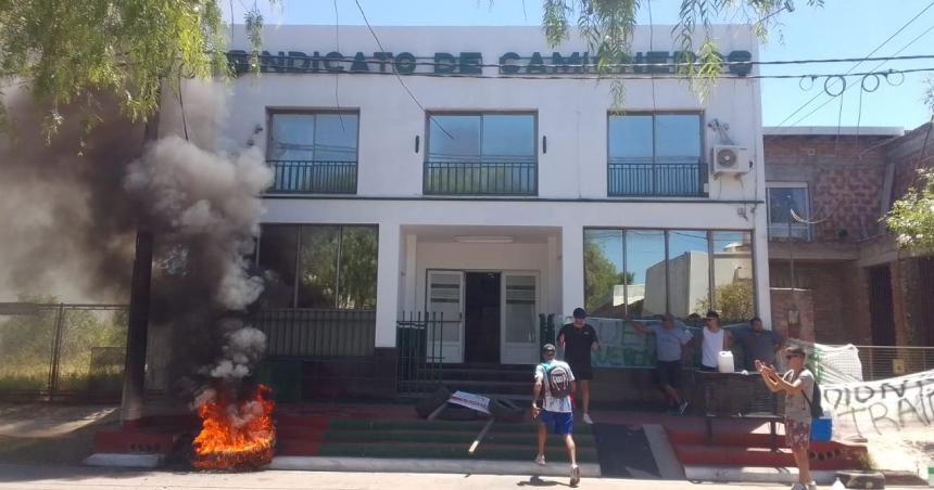 Protesta contra la conduccioacuten del Sindicato de Camioneros por despidos en el EMHSU