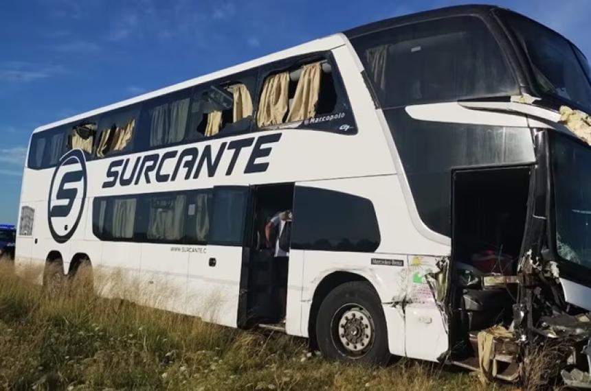 Colectivo con estudiantes pampeanos chocoacute con una sembradora en la Ruta 35