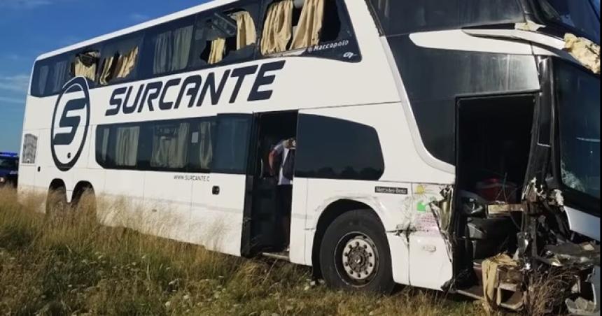 Colectivo con estudiantes pampeanos chocoacute con una sembradora en la Ruta 35