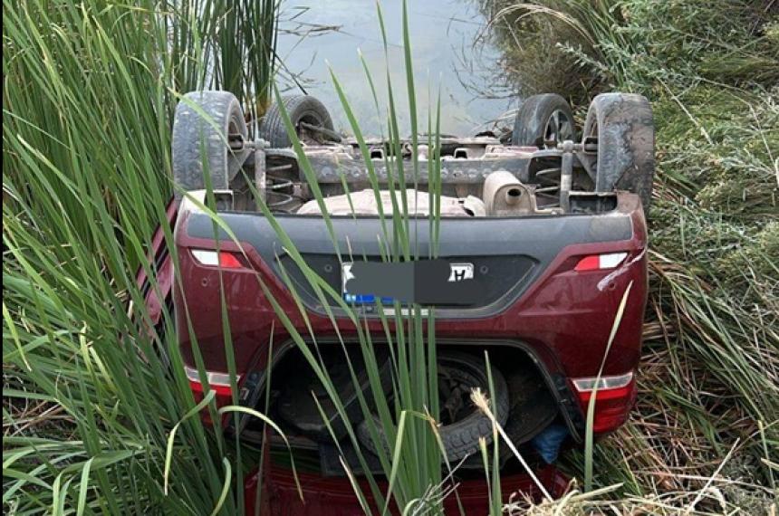 25 de Mayo- Conductor alcoholizado cayoacute a un canal de desaguumle y terminoacute en el hospital