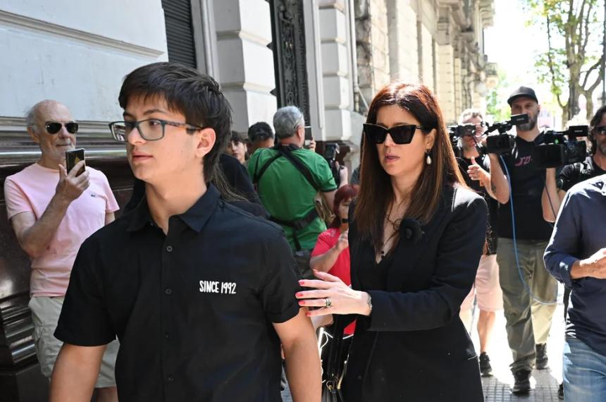 El uacuteltimo adioacutes a Lanata- ceremonia de despedida en el cementerio de Florencio Varela