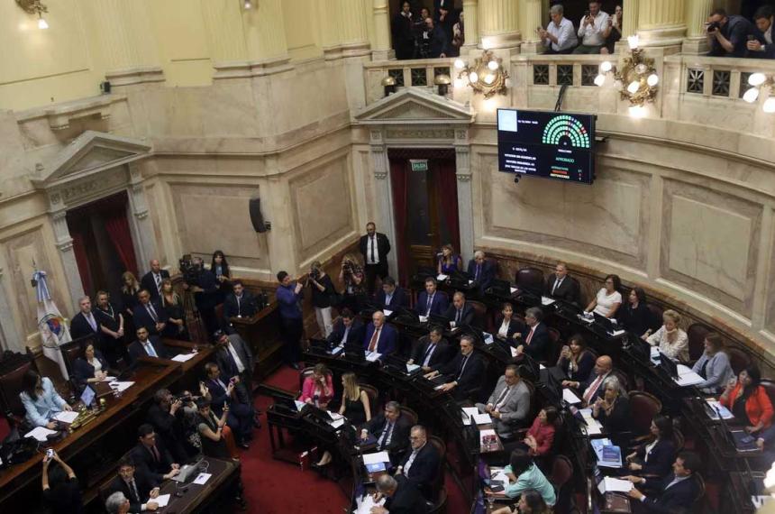 10 jubilaciones miacutenimas- un senador propone para regular y bajar los sueldos de los legisladores