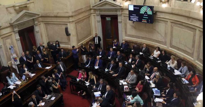 10 jubilaciones miacutenimas- un senador propone regular y bajar sueldos de los legisladores