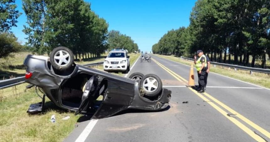 Un auto volcoacute sobre la Ruta Nacional 188 cerca del acceso a Quetrequeacuten