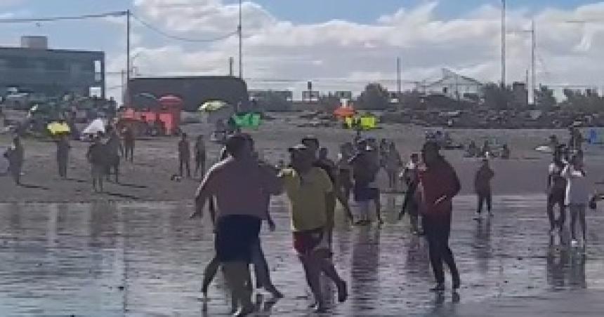 Playa Unioacuten- por una indicacioacuten un bantildeista y guardavidas terminaron a las pintildeas