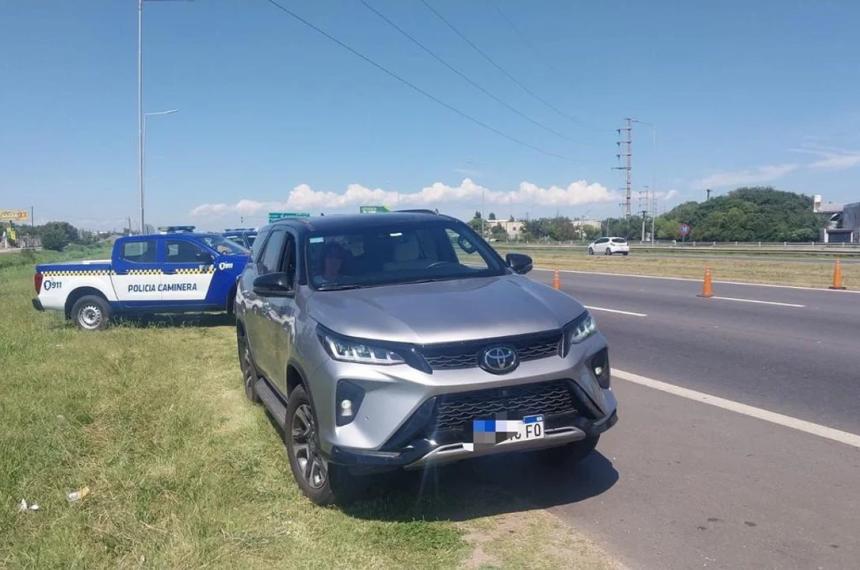 Coacuterdoba- lo multaron por exceso de velocidad y se agarroacute a las pintildeas con los policiacuteas