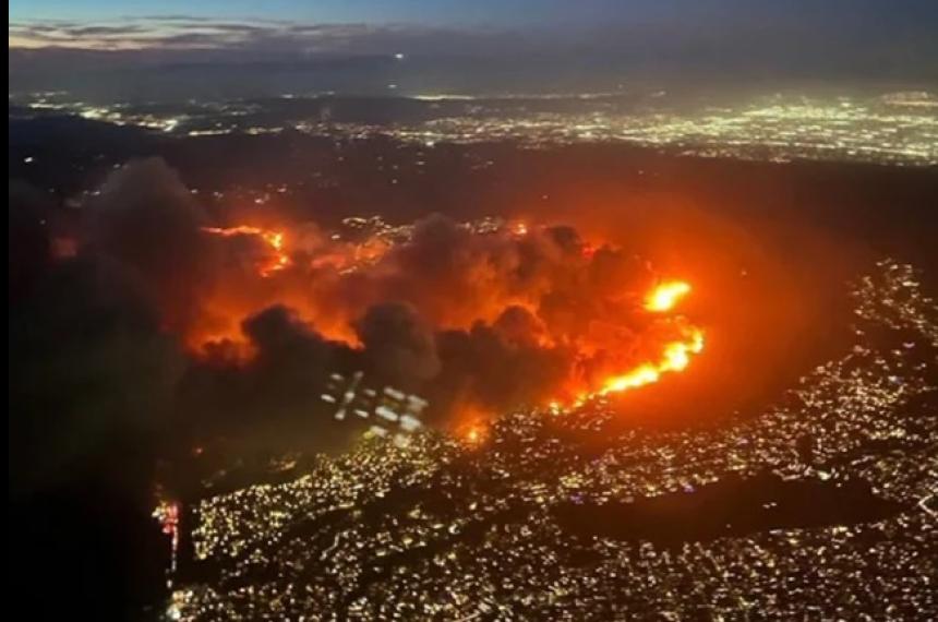 Maacutes de 30000 evacuados por un voraz incendio en California