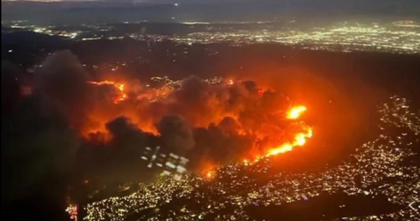 Maacutes de 30000 evacuados por un voraz incendio en California