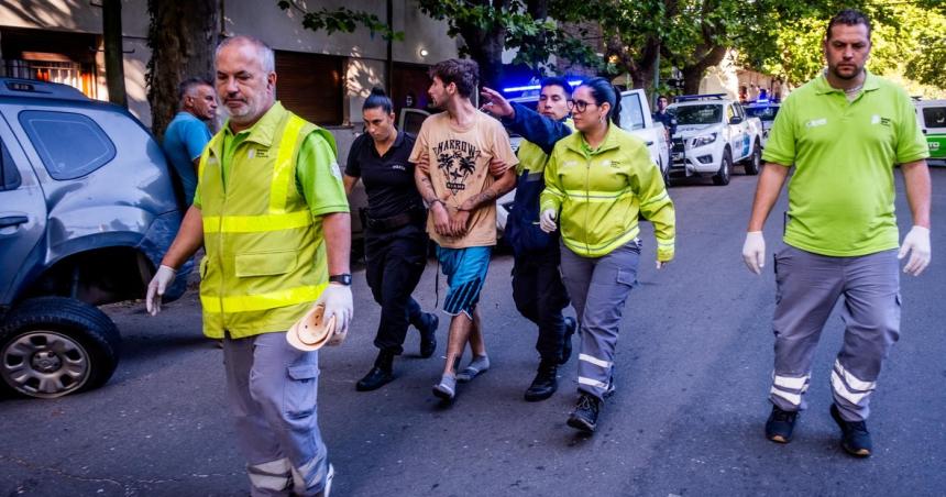 Perdoacuten estoy drogado- chocoacute a tres vehiacuteculos durmioacute dos horas y peleoacute con policiacuteas y vecinos