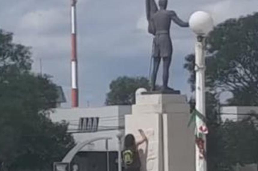 Vandalizaron monumento en General Acha