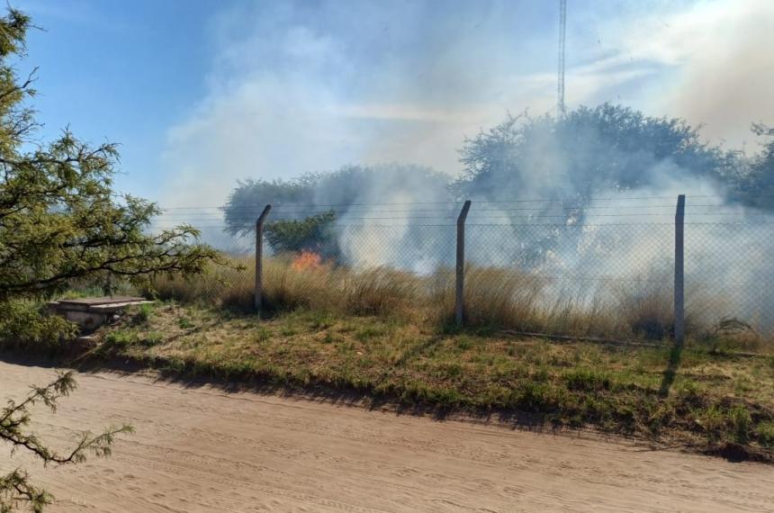 Incendio de pastizales en el predio de Radio Nacional