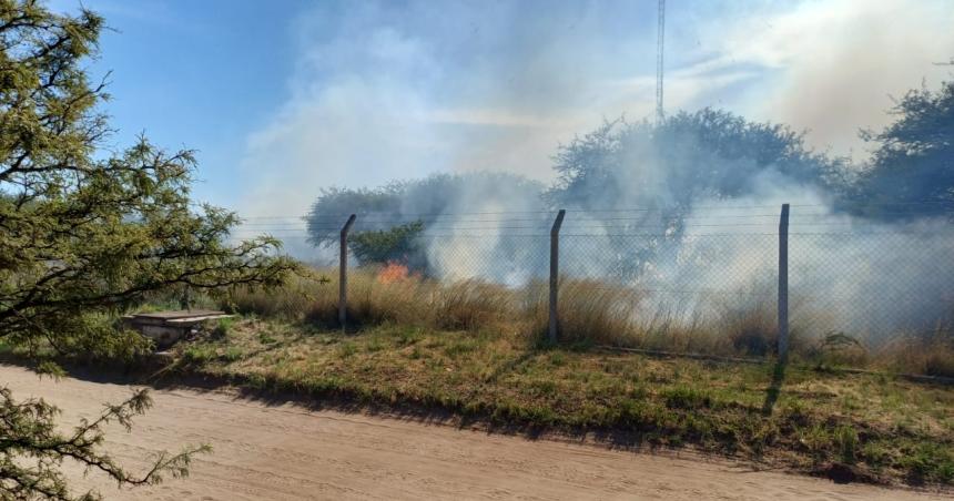 Incendio de pastizales en el predio de Radio Nacional