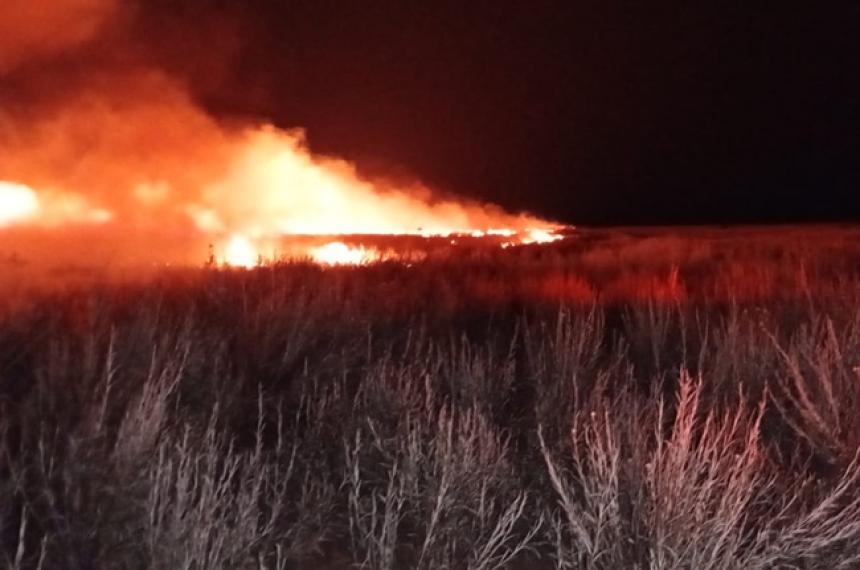 Defensa Civil combate incendios en el oeste provincial