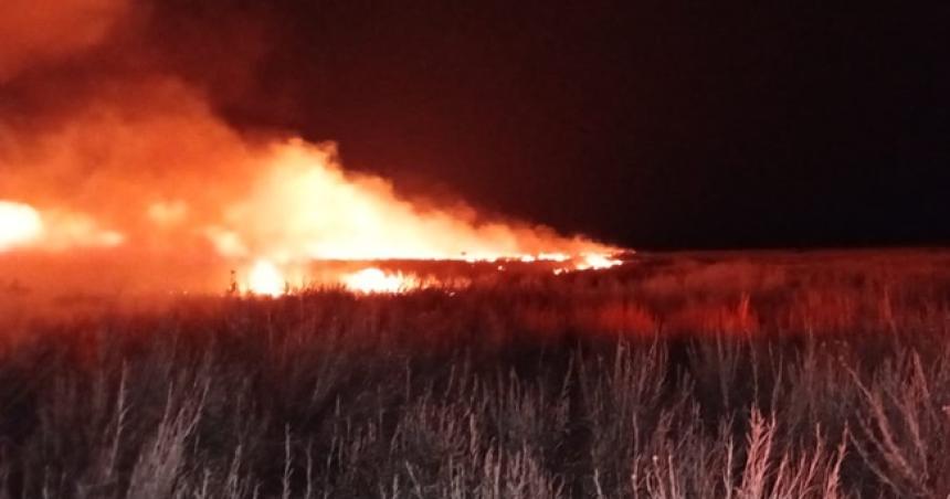 Defensa Civil combate incendios en el oeste provincial