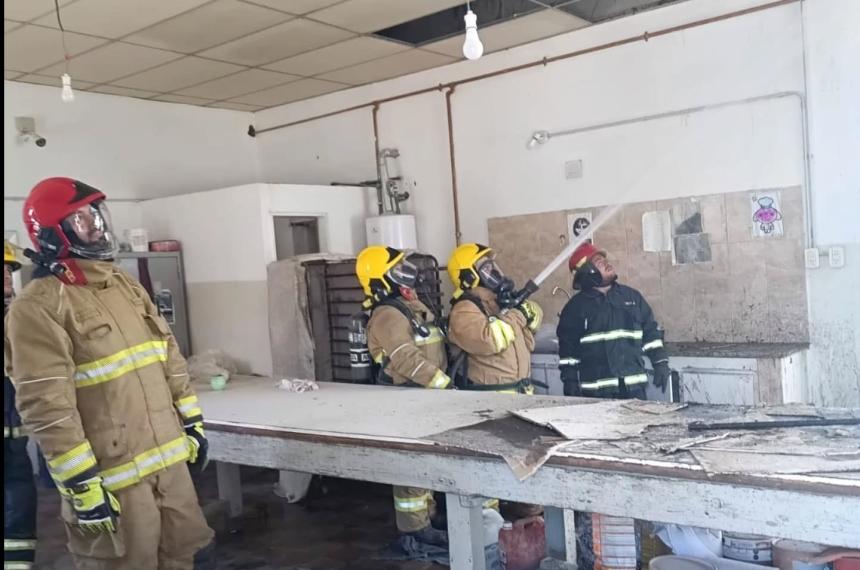 Incendio en la panaderiacutea municipal de Quehueacute