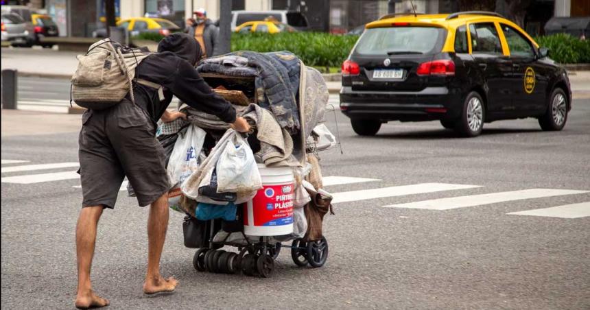 Una familia necesitoacute 1024435 para no ser pobre