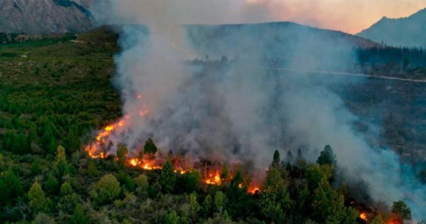 Incendios en Bariloche- la lluvia trajo un alivio momentaacuteneo pero sigue la alerta por las altas temperaturas