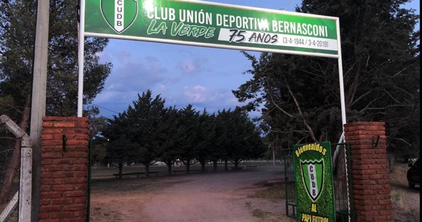 Tres detenidos y cuatro policiacuteas heridos en un partido de papi fuacutetbol en Bernasconi