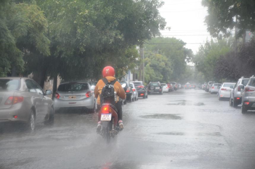 Viernes con lluvia y alerta por tormentas fuertes