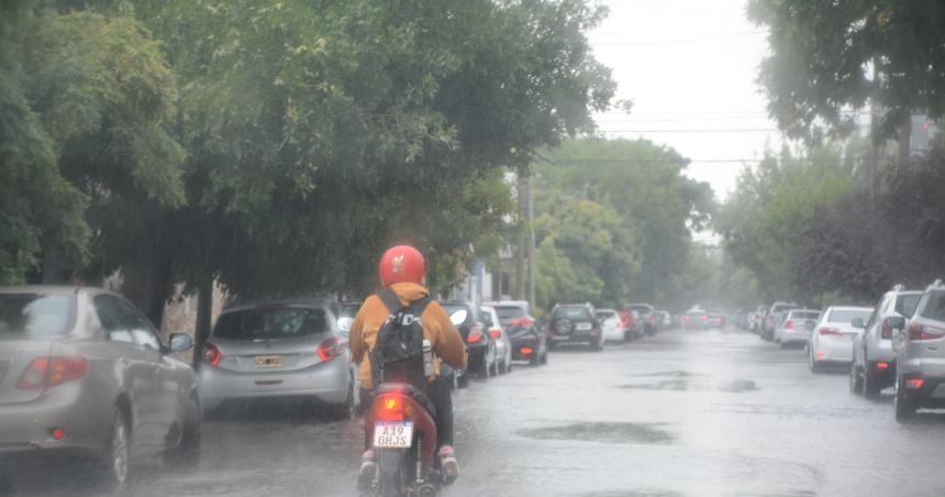 Viernes con lluvia y alerta por tormentas fuertes